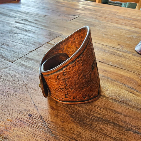 Bracelet en cuir repoussé – Esprit de Freyja | Mythologie nordique & féminin sacré steampunk médiéval  | Atelier AnJo