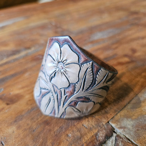 Bracelet en cuir repoussé – Fleur capucine | Accessoire bohème fait main steampunk médiéval fait main | Atelier AnJo