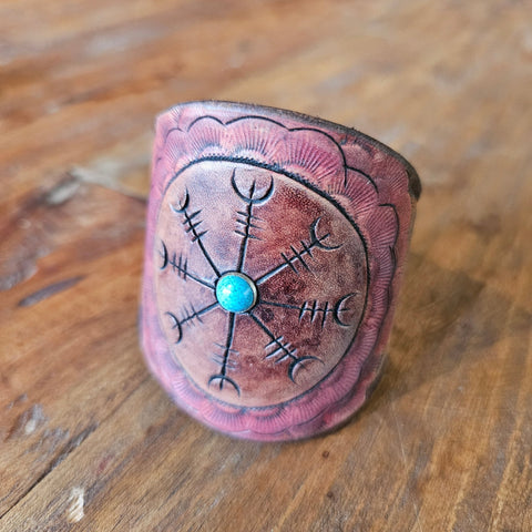 Bracelet en cuir repoussé – Symbole de protection nordique | Viking & ésotérisme steampunk médiéval fait main | Atelier AnJo