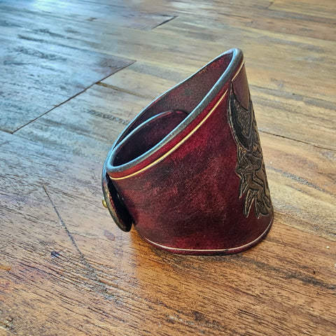 Bracelet en cuir repoussé – Tête de loup runique | Style viking & animal totem steampunk médiéval fait main | Atelier AnJo