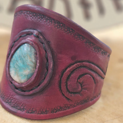 Bracelet en cuir rouge avec pierre d’amazonite – Style steampunk & médiéval steampunk médiéval fait main | Atelier AnJo