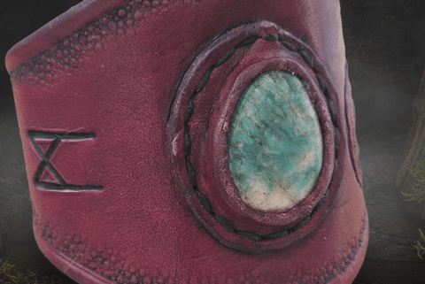 Bracelet en cuir rouge avec pierre d’amazonite – Style steampunk & médiéval steampunk médiéval fait main | Atelier AnJo