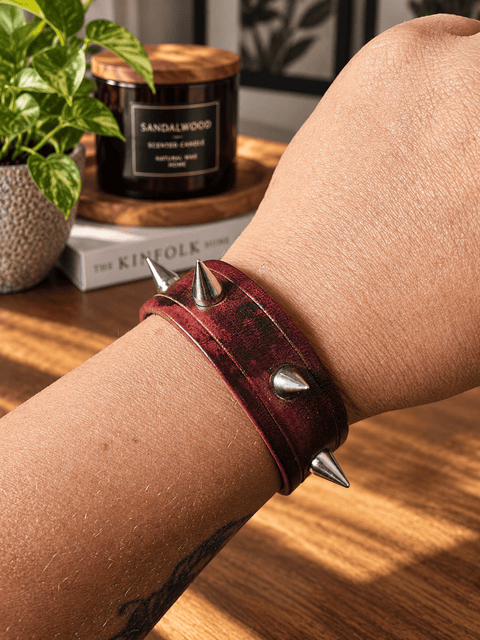 Bracelet en cuir rouge patiné à pointes – Ronce écarlate steampunk médiéval fait main | Atelier AnJo