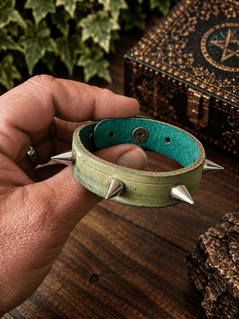 Bracelet en cuir vert à pointes – Ronces sauvages steampunk médiéval fait main | Atelier AnJo