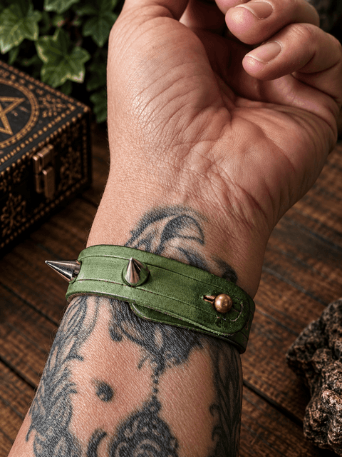 Bracelet en cuir vert à pointes – Ronces sauvages steampunk médiéval fait main | Atelier AnJo