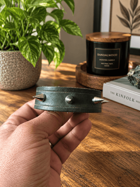 Bracelet en cuir vert forêt à pointes – Ronce des bois steampunk médiéval fait main | Atelier AnJo
