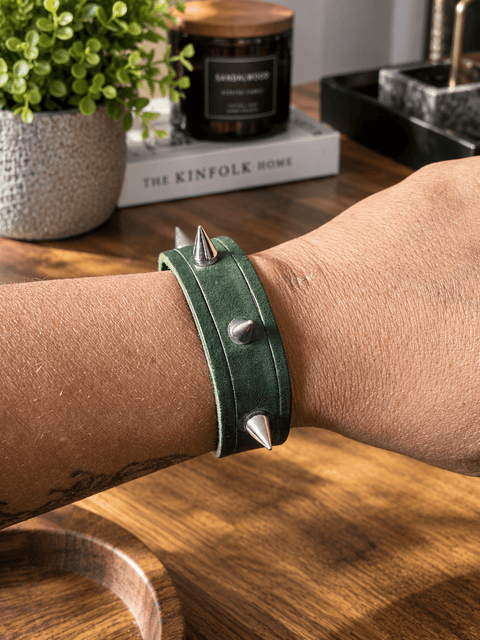 Bracelet en cuir vert forêt à pointes – Ronce des bois steampunk médiéval fait main | Atelier AnJo