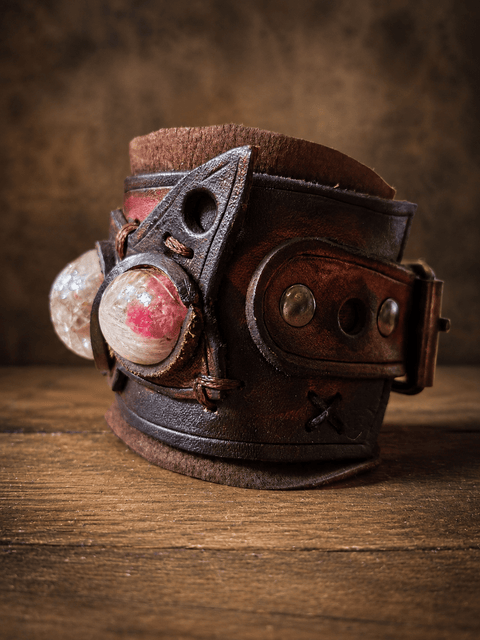 Bracelet manchette en cuir artisanal | Cabochons en résine steampunk médiéval fait main | Atelier AnJo