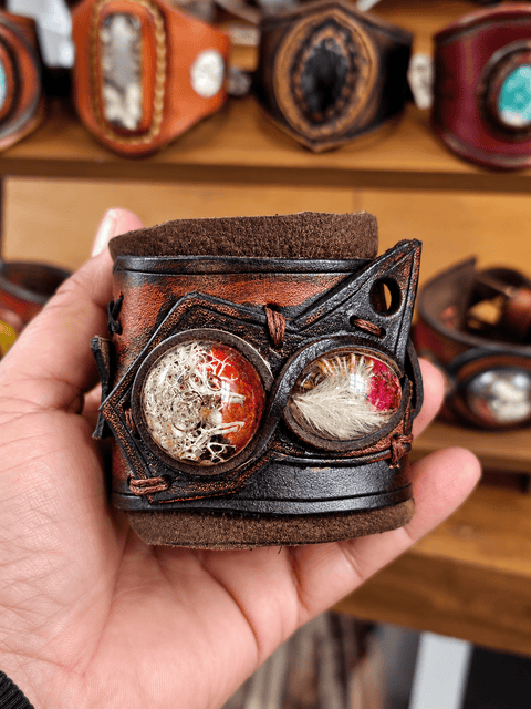 Bracelet manchette en cuir artisanal | Cabochons en résine steampunk médiéval fait main | Atelier AnJo