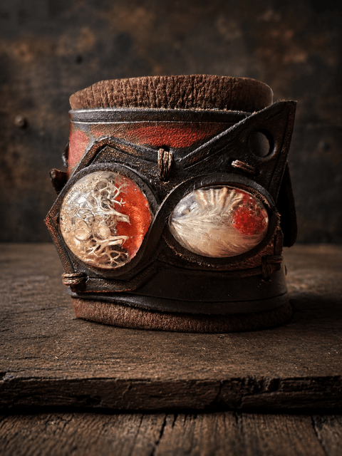 Bracelet manchette en cuir artisanal | Cabochons en résine steampunk médiéval fait main | Atelier AnJo