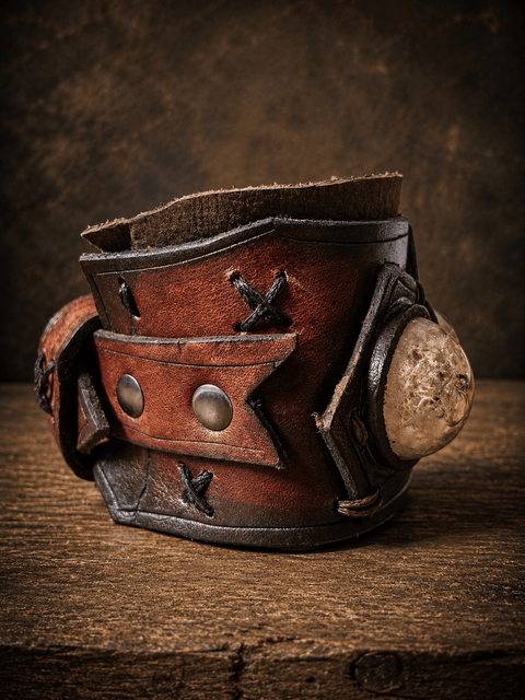 Bracelet manchette en cuir artisanal | Cabochons en résine steampunk médiéval fait main | Atelier AnJo