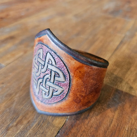 Bracelet manchette en cuir repoussé – Nœud celtique steampunk médiéval fait main | Atelier AnJo