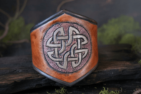 Bracelet manchette en cuir repoussé – Nœud celtique steampunk médiéval fait main | Atelier AnJo