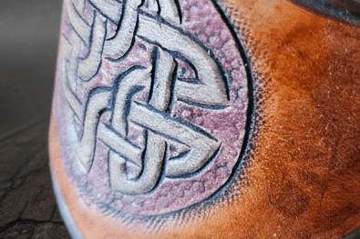 Bracelet manchette en cuir repoussé – Nœud celtique steampunk médiéval fait main | Atelier AnJo