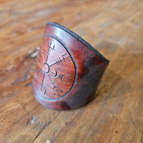 Bracelet manchette en cuir repoussé – Vegvisir viking steampunk médiéval fait main | Atelier AnJo