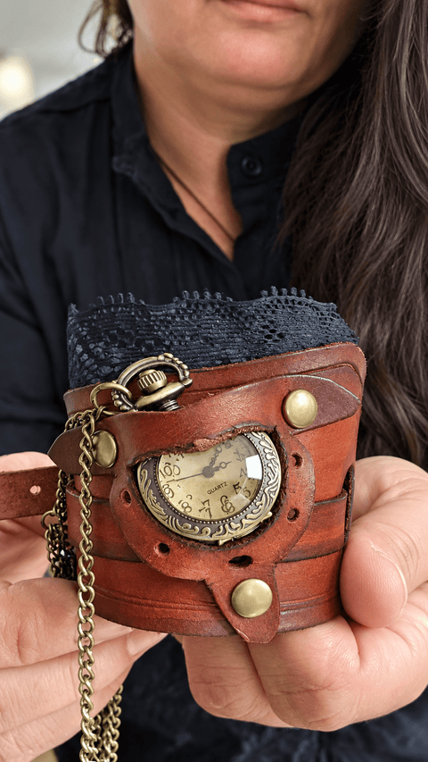 Bracelet manchette steampunk en cuir avec dentelle et montre à gousset – Fabrication artisanale steampunk médiéval fait main | Atelier AnJo