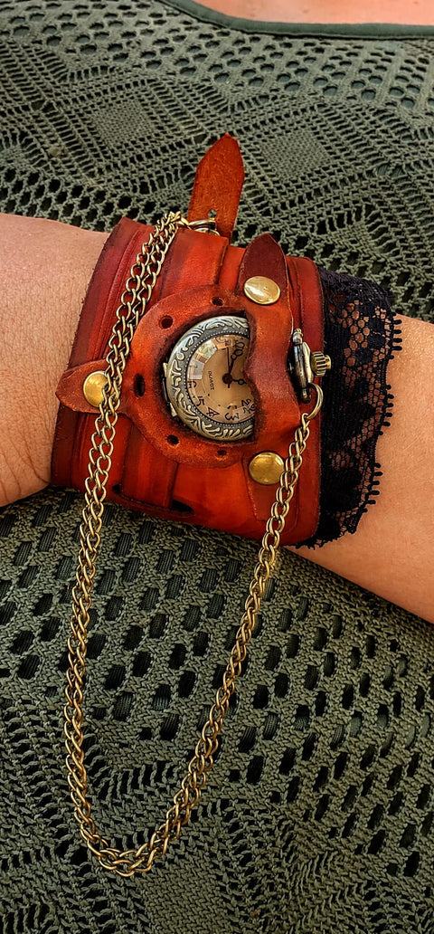 Bracelet manchette steampunk en cuir avec dentelle et montre à gousset – Fabrication artisanale steampunk médiéval fait main | Atelier AnJo