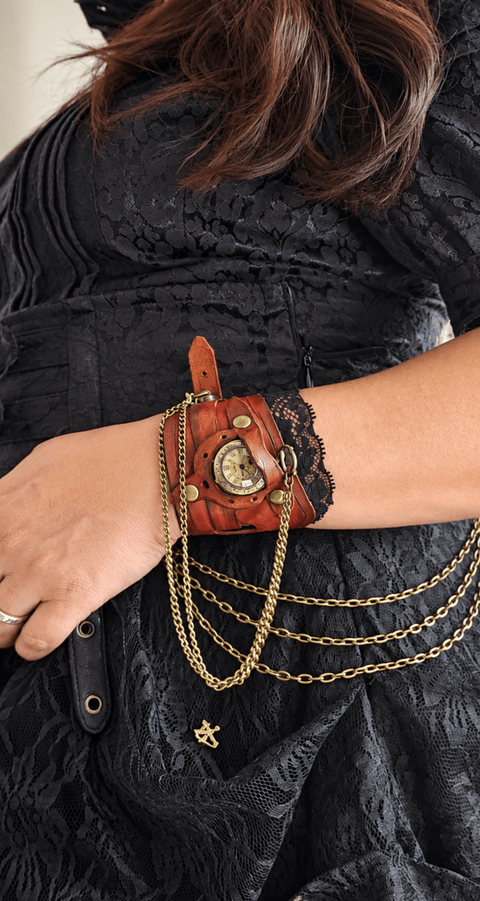 Bracelet manchette steampunk en cuir avec dentelle et montre à gousset – Fabrication artisanale steampunk médiéval fait main | Atelier AnJo