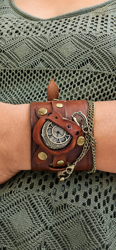 Bracelet manchette steampunk en cuir avec montre à gousset – Fabrication artisanale steampunk médiéval fait main | Atelier AnJo