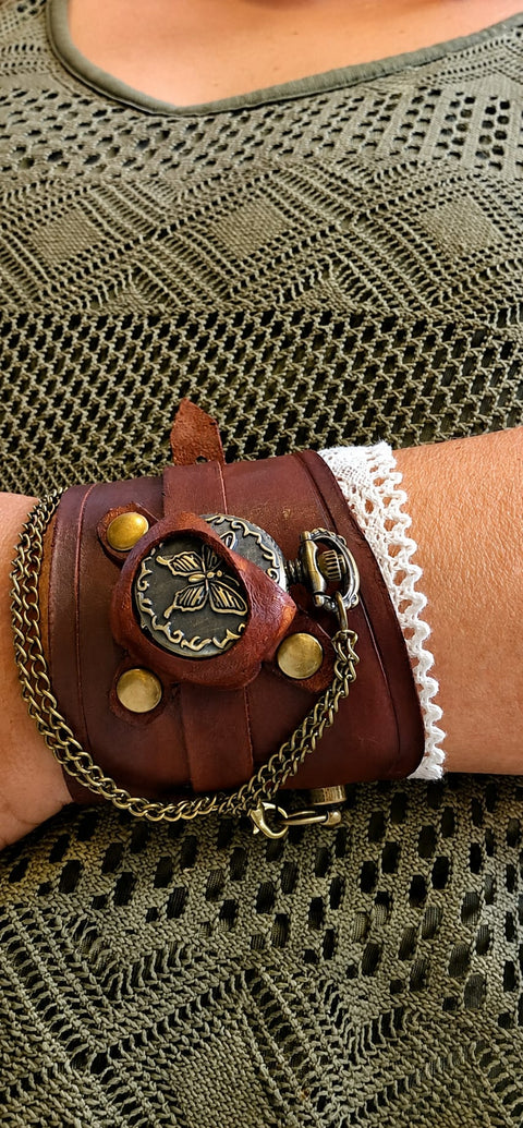 Bracelet manchette steampunk en cuir avec montre à quartz et dentelle – Papillon steampunk médiéval fait main | Atelier AnJo
