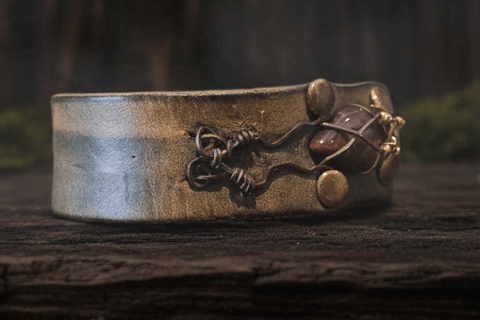 Bracelet médiéval cuir – Œil de Taureau – Artisanat fantasy – Atelier AnJo steampunk médiéval fait main | Atelier AnJo
