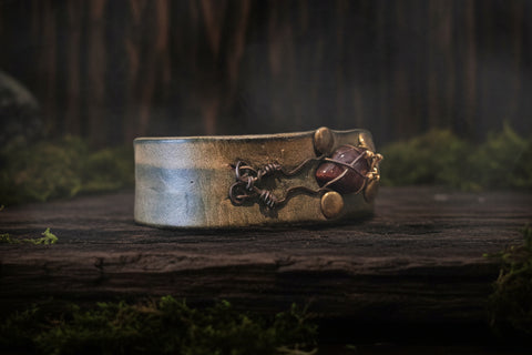 Bracelet médiéval cuir – Œil de Taureau – Artisanat fantasy – Atelier AnJo steampunk médiéval fait main | Atelier AnJo