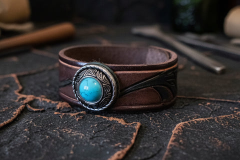 Bracelet médiéval en cuir brun – Cabochon howlite teintée steampunk médiéval fait main | Atelier AnJo
