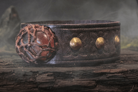 Bracelet médiéval en cuir brun • Pierre Œil de Taureau • Motifs floraux steampunk médiéval fait main | Atelier AnJo