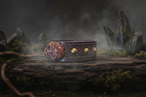 Bracelet médiéval en cuir brun • Pierre Œil de Taureau • Motifs floraux steampunk médiéval fait main | Atelier AnJo