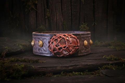 Bracelet médiéval en cuir brun • Pierre Œil de Taureau • Motifs floraux steampunk médiéval fait main | Atelier AnJo