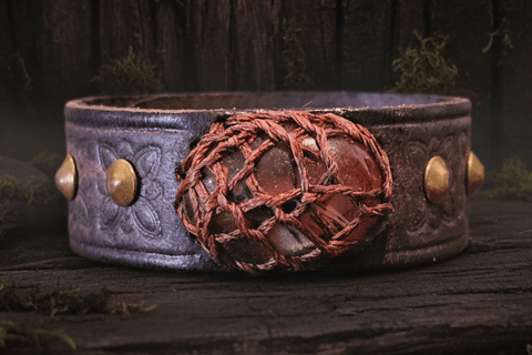 Bracelet médiéval en cuir brun • Pierre Œil de Taureau • Motifs floraux steampunk médiéval fait main | Atelier AnJo