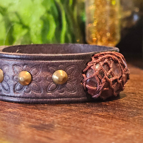 Bracelet médiéval en cuir brun • Pierre Œil de Taureau • Motifs floraux steampunk médiéval fait main | Atelier AnJo