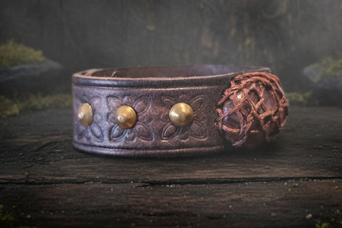 Bracelet médiéval en cuir brun • Pierre Œil de Taureau • Motifs floraux steampunk médiéval fait main | Atelier AnJo