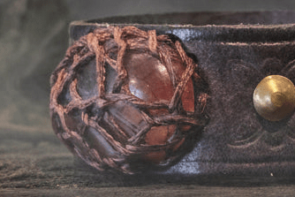 Bracelet médiéval en cuir brun • Pierre Œil de Taureau • Motifs floraux steampunk médiéval fait main | Atelier AnJo