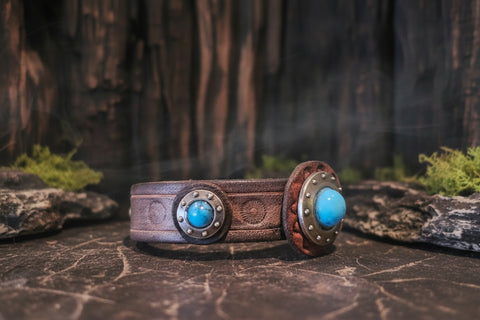 Bracelet médiéval en cuir brun – triple cabochon howlite bleue – taille 14 - 16,5 cm steampunk médiéval fait main | Atelier AnJo