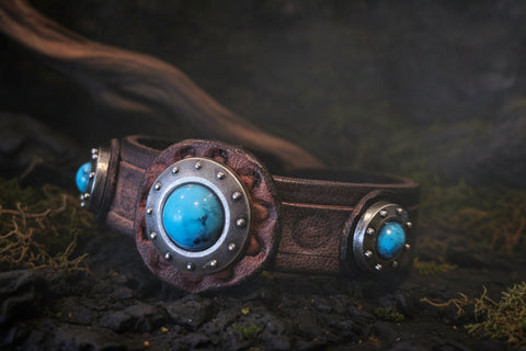 Bracelet médiéval en cuir brun – triple cabochon howlite bleue – taille 14 - 16,5 cm steampunk médiéval fait main | Atelier AnJo