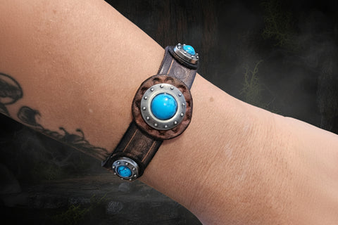 Bracelet médiéval en cuir brun – triple cabochon howlite bleue – taille 14 - 16,5 cm steampunk médiéval fait main | Atelier AnJo