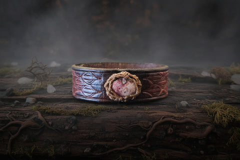 Bracelet médiéval en cuir embossé – cabochon jaspe porcelaine rose – taille 16–22 cm steampunk médiéval fait main | Atelier AnJo