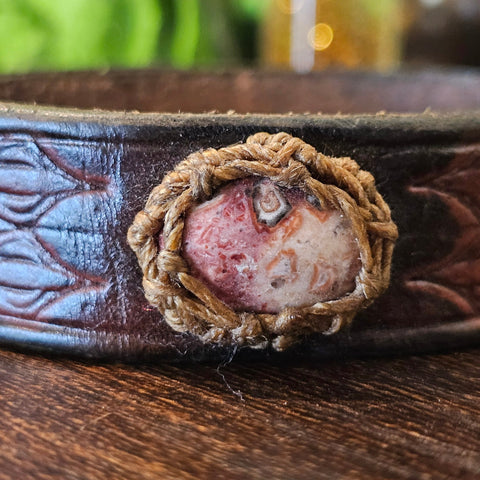 Bracelet médiéval en cuir embossé – cabochon jaspe porcelaine rose – taille 16–22 cm steampunk médiéval fait main | Atelier AnJo