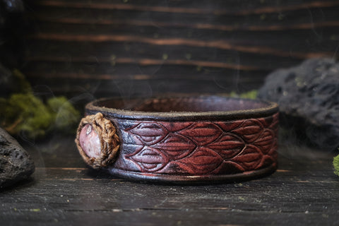 Bracelet médiéval en cuir embossé – cabochon jaspe porcelaine rose – taille 16–22 cm steampunk médiéval fait main | Atelier AnJo