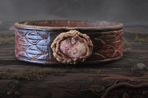 Bracelet médiéval en cuir embossé – cabochon jaspe porcelaine rose – taille 16–22 cm steampunk médiéval fait main | Atelier AnJo