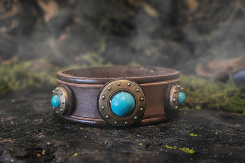 Bracelet médiéval en cuir – Howlite teintée – 14 à 16 cm steampunk médiéval fait main | Atelier AnJo
