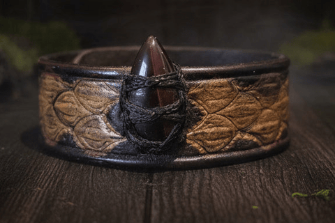 Bracelet médiéval en cuir – Œil de Taureau – Motifs écailles de dragon – Taille 14 à 16 cm steampunk médiéval fait main | Atelier AnJo
