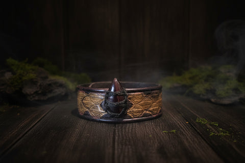 Bracelet médiéval en cuir – Œil de Taureau – Motifs écailles de dragon – Taille 14 à 16 cm steampunk médiéval fait main | Atelier AnJo