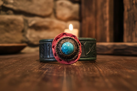 Bracelet médiéval en cuir vert – cabochon howlite bleue et fleur de cuir bordeaux – taille 14 - 16 cm steampunk médiéval fait main | Atelier AnJo