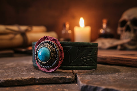 Bracelet médiéval en cuir vert – cabochon howlite bleue et fleur de cuir bordeaux – taille 14 - 16 cm steampunk médiéval fait main | Atelier AnJo