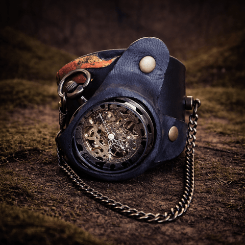 Bracelet - montre cuir repoussé – Flamme & Crâne | Steampunk steampunk médiéval fait main | Atelier AnJo