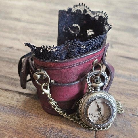 Montre steampunk baroque en cuir rouge fait main