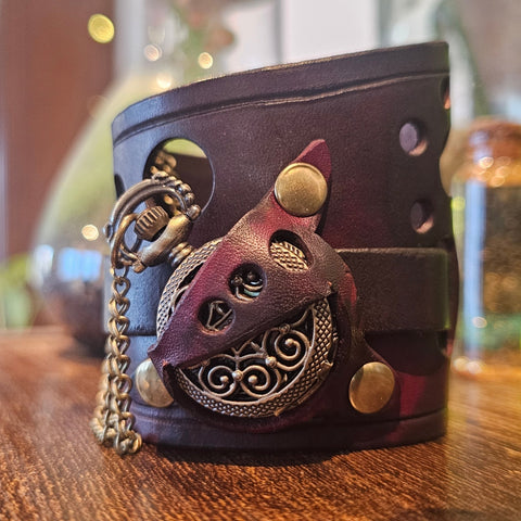 Bracelet - montre en cuir – Modèle à pile | Design post - apocalyptique & unique steampunk médiéval fait main | Atelier AnJo