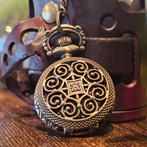 Bracelet - montre en cuir – Modèle à pile | Design post - apocalyptique & unique steampunk médiéval fait main | Atelier AnJo